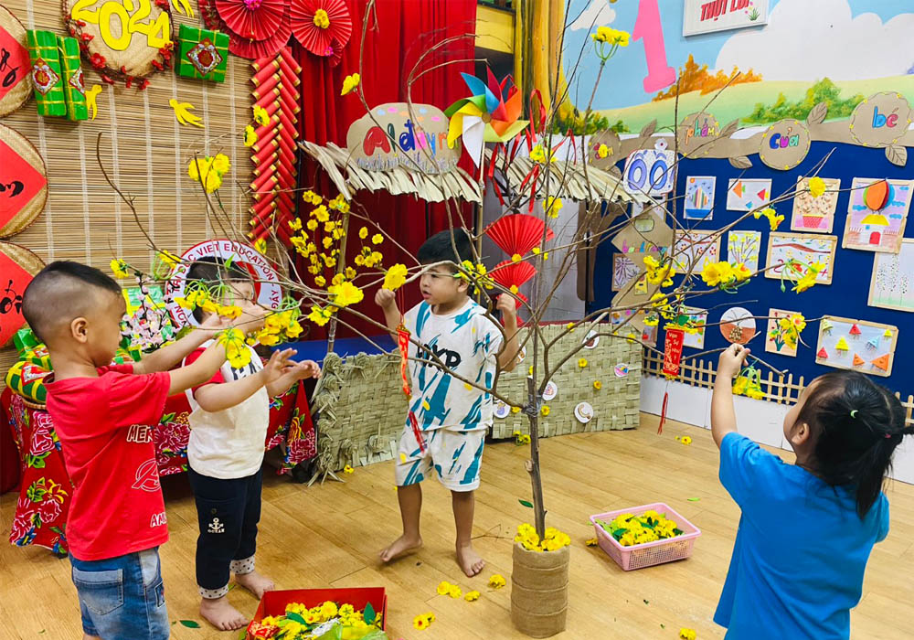 Chao-Xuan-Giap-Thin-2024-cung-cac-be-Tri-Duc-Viet